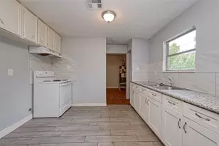 5431 Willow Glen Dr, Houston, TX 77033 - Photo 6