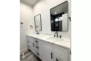 7710 Darnay Dr, Houston, TX 77033 - Photo 22