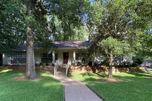 372 Oak Hill Dr, Huntsville, TX 77340 - Photo 1