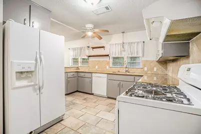 1526 15th Avenue N, Texas City, TX 77590 - Photo 4