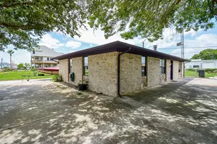 1495 W Bayshore Dr, Palacios, TX 77465 - Photo 8