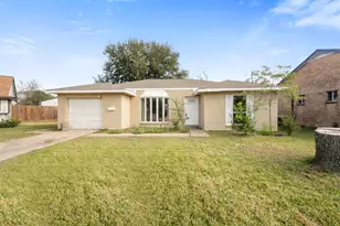 8611 Amblewood Dr, Houston, TX 77099 - Photo 2