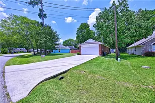 422 E Hunting Tower Run, Conroe, TX 77316 - Photo 2