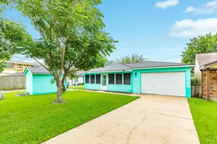 127 Bastrop Bayou Dr, Angleton, TX 77515 - Photo 4