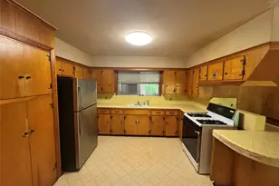 408 Oak Dr, Lake Jackson, TX 77566 - Photo 2