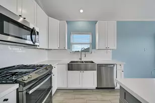 3911 Warrior Ct, Galveston, TX 77554 - Photo 16