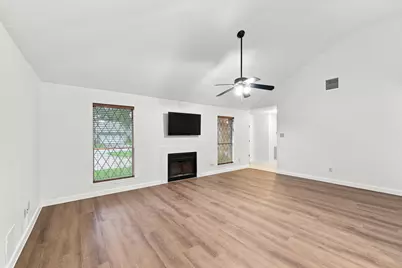 10846 W Mulberry Drive, La Porte, TX 77571 - Photo 4