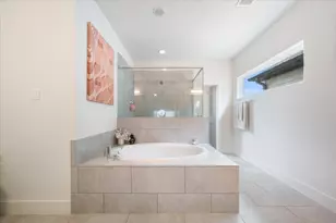 1333 W 22nd St, Houston, TX 77008 - Photo 10