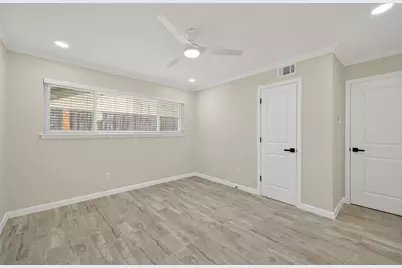 9642 Meadowglen Lane, Houston, TX 77063 - Photo 18