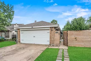 13527 Blue Marlin Ln, Houston, TX 77083 - Photo 2