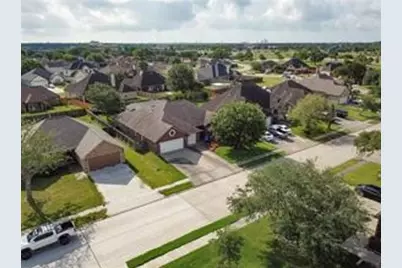 112 Majestic Oak Circle, Lake Jackson, TX 77566 - Photo 4