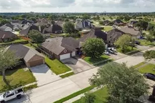112 Majestic Oak Cir, Lake Jackson, TX 77566 - Photo 4