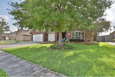 112 Majestic Oak Circle, Lake Jackson, TX 77566 - Photo 2