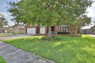 112 Majestic Oak Cir, Lake Jackson, TX 77566 - Photo 2
