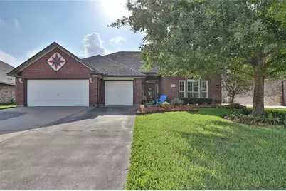 112 Majestic Oak Circle, Lake Jackson, TX 77566 - Photo 1