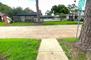 1102 W Tri Oaks Ln, Houston, TX 77043 - Photo 2
