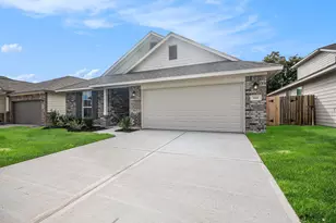 204 Bryan Wy, Angleton, TX 77515 - Photo 2
