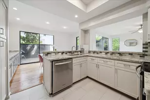 318 Litchfield Ln, Houston, TX 77024 - Photo 12