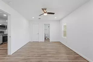 5962 Ridgeway Dr, Houston, TX 77033 - Photo 10