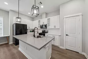 8470 Berry Green Ln, Houston, TX 77022 - Photo 10