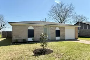941 S Walker St, Angleton, TX 77515 - Photo 1