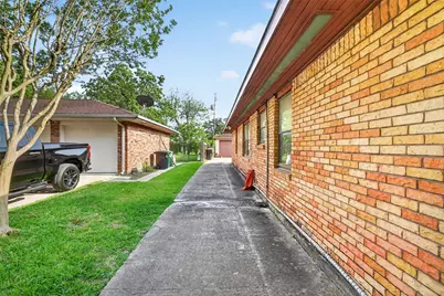 5927 Clarewood Drive, Houston, TX 77081 - Photo 44