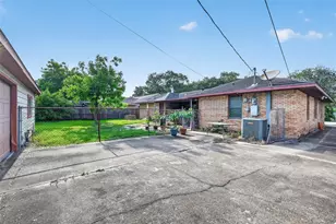5927 Clarewood Dr, Houston, TX 77081 - Photo 44