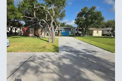 1406 W Corpus Christi Street, Rockport, TX 78382 - Photo 1