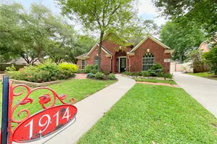 1914 Windy Park Dr, Houston, TX 77339 - Photo 2