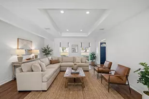 10151 Brinwood Dr, Houston, TX 77043 - Photo 2