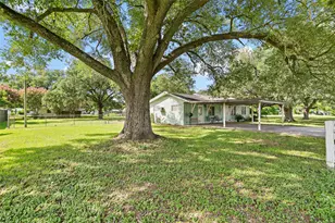 506 Pear St, Edna, TX 77957 - Photo 2