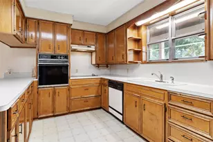 215 Lakeview Ln, El Campo, TX 77437 - Photo 16