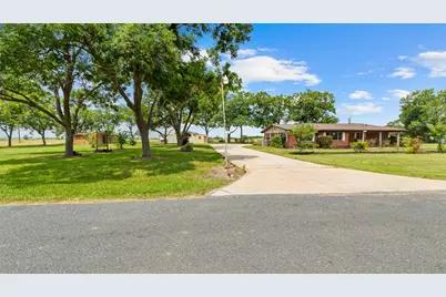 215 Lakeview Lane, El Campo, TX 77437 - Photo 8