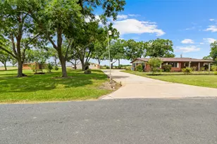 215 Lakeview Ln, El Campo, TX 77437 - Photo 8