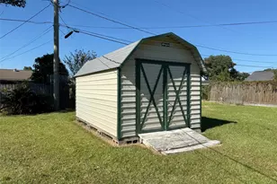 2310 13th St, Port Neches, TX 77651 - Photo 26