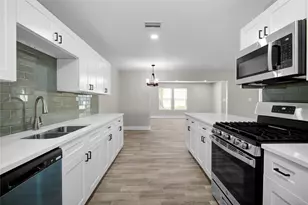 209 N Lazy Ln, Clute, TX 77531 - Photo 18