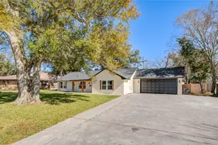 209 N Lazy Ln, Clute, TX 77531 - Photo 1