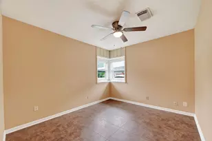 4826 Redfish Reef Dr, Bacliff, TX 77518 - Photo 4