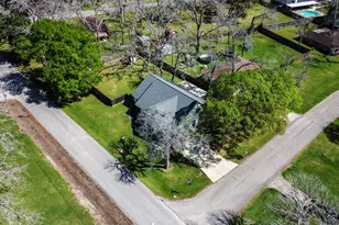 502 Tall Timber Dr, West Columbia, TX 77486 - Photo 4