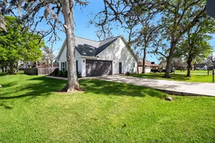 502 Tall Timber Dr, West Columbia, TX 77486 - Photo 2