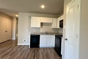 627 W Live Oak St, Angleton, TX 77515 - Photo 2