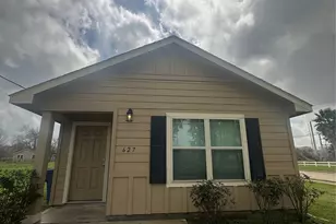 627 W Live Oak St, Angleton, TX 77515 - Photo 2