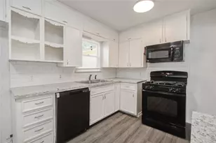 704 Pin Money St, Clute, TX 77531 - Photo 8