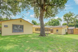 704 Pin Money St, Clute, TX 77531 - Photo 2