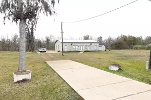 638 Kelly Ln, Angleton, TX 77515 - Photo 2