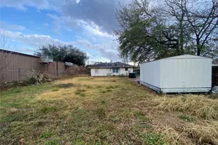 521 E Witcher Ln, Houston, TX 77076 - Photo 2