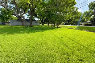 819 W Kyle Rd, Clute, TX 77531 - Photo 4