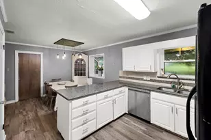 829 S Van Ostrand Ave, Winnie, TX 77665 - Photo 16