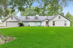 829 S Van Ostrand Ave, Winnie, TX 77665 - Photo 2