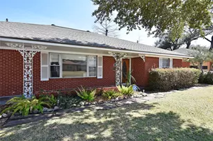 1818 Watercrest Dr, Houston, TX 77008 - Photo 2